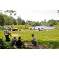 681_6342 Grillplatz auf einer Wiese am Aussenmühlenteich, Stadtpark Harburg. | 